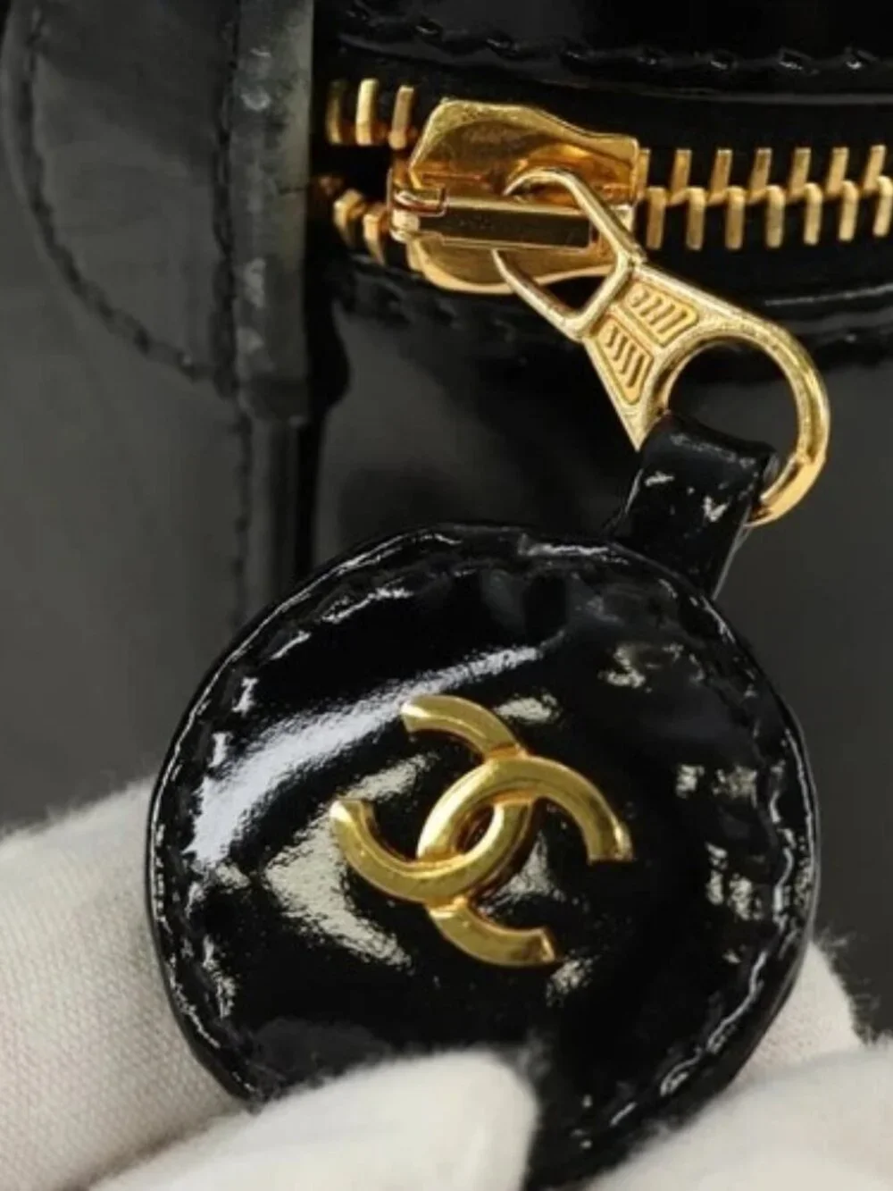CHANEL Vanity Pouch Patent leather Black Gold CC Auth 136084